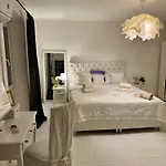 Square Apartment *