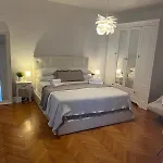 Square Apartment *